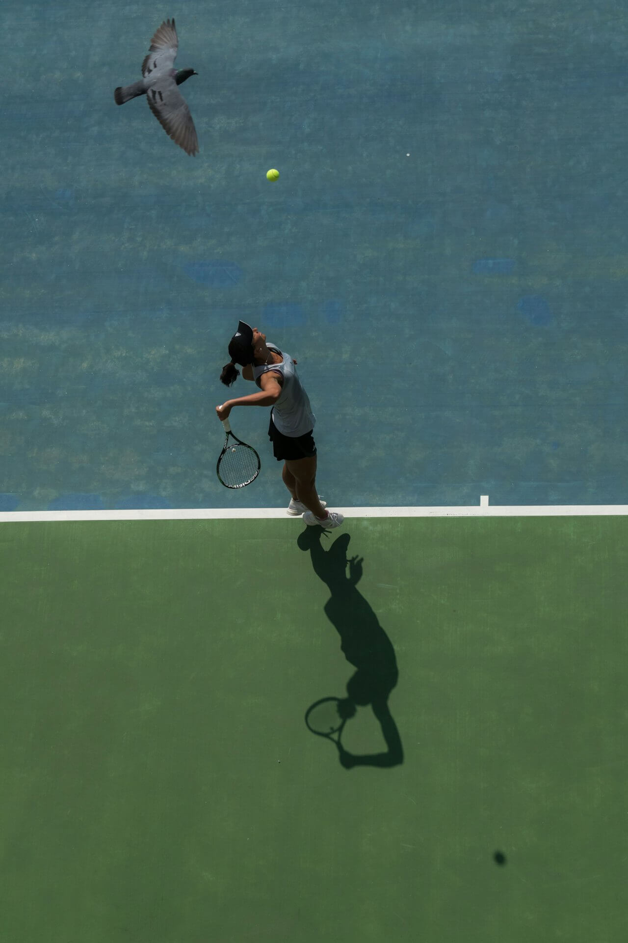 Terrain de tennis extérieur en béton poreux du TC US Ormesson avec éclairage