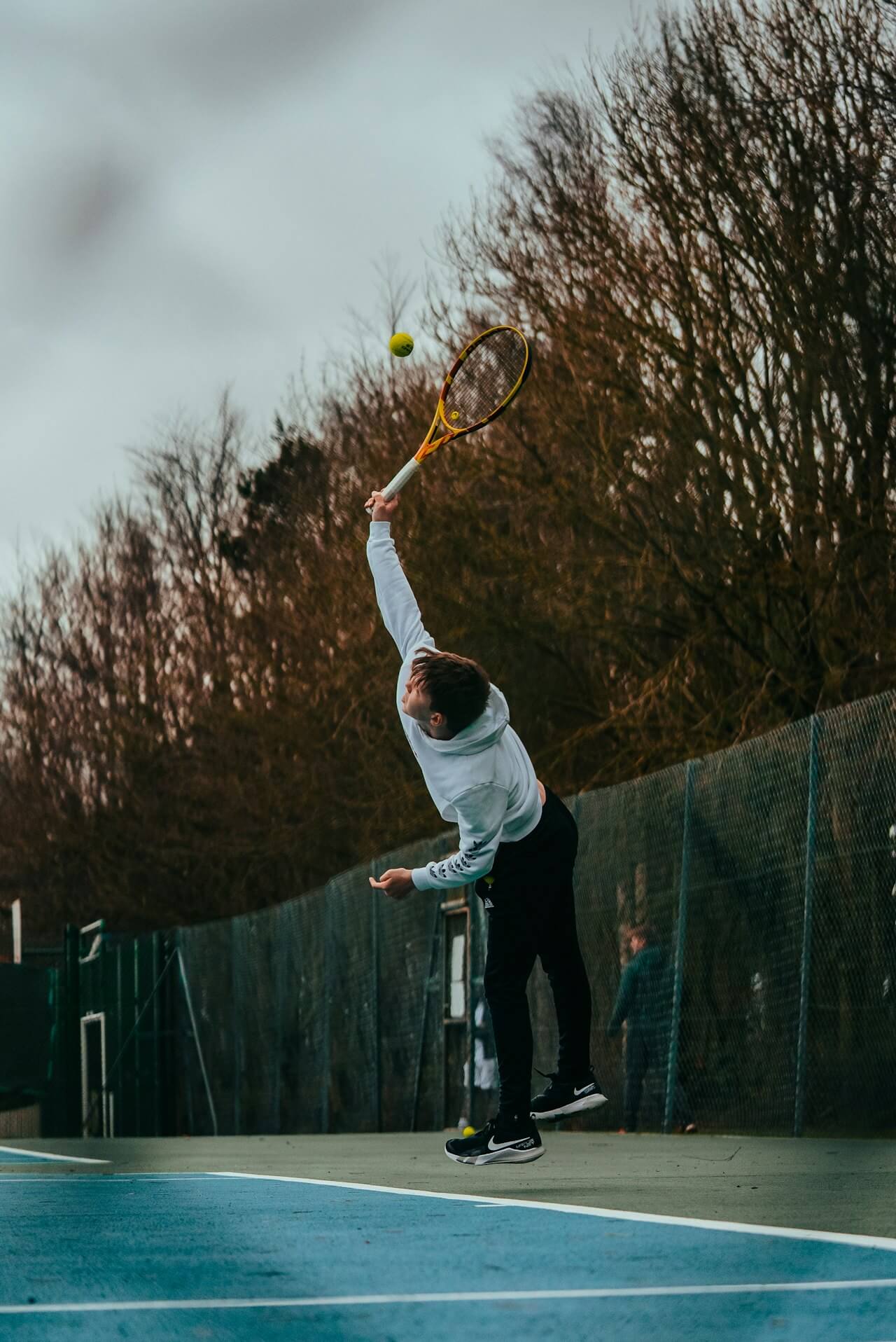 Joueur de tennis en action lors d'un entraînement individuel au TC US Ormesson