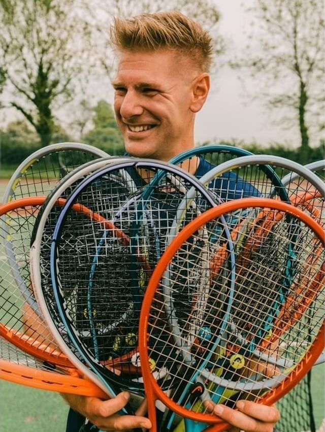 Moniteur de tennis diplômé donnant des conseils techniques à un élève au TC US Ormesson