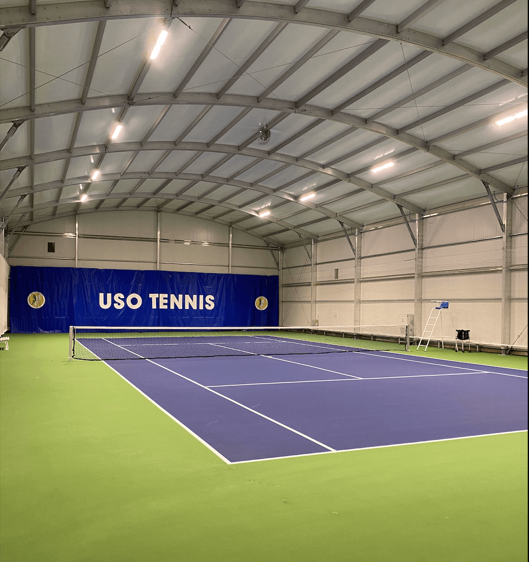 Terrain de tennis couvert du TC US Ormesson avec sol synthétique et éclairage LED