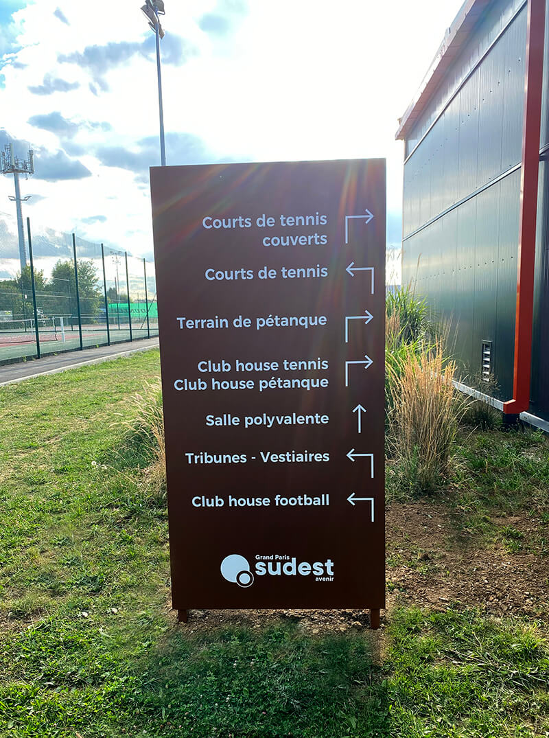 Panneau d'information et règlement du TC US Ormesson à l'entrée du club